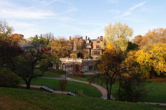 连绵起伏的草山, 红砖历史建筑, and multicolored autumn trees decorate Chatham University's Shadyside campus in Pittsburgh. 