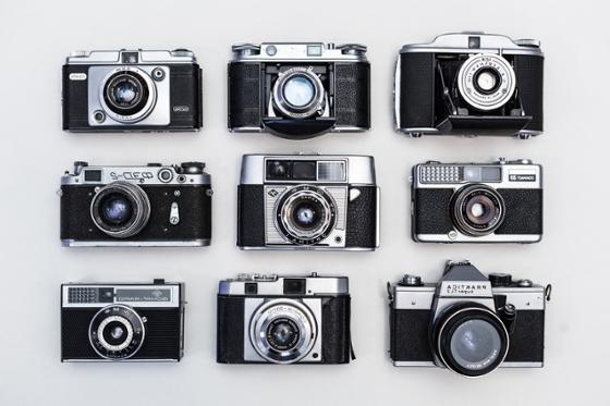9台黑色胶片相机排成一个正方形.